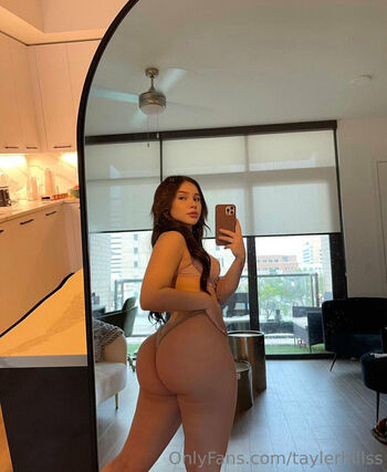 Full leaked Tayler hills private photo