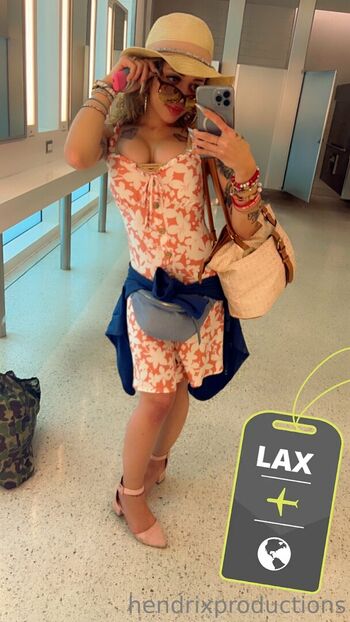Full leaked Thehollyhendrix private photo