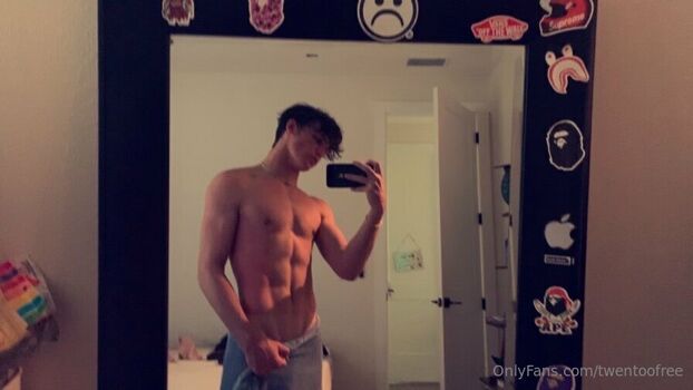 Full leaked Twentoofree private photo