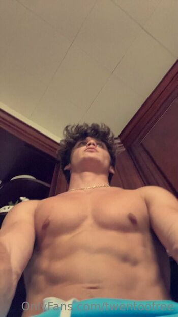 Full leaked Twentoofree private photo