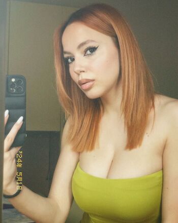 Full leaked Valeriaaatzori private photo