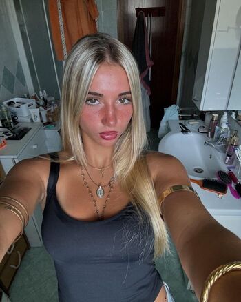 Full leaked Vallarani private photo