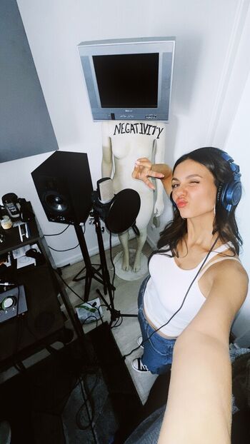 Full leaked Victoria justice private photo