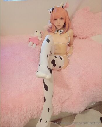 Full leaked Waifupetite private photo