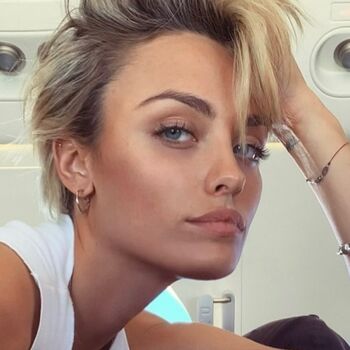 Full leaked Wallis day private photo