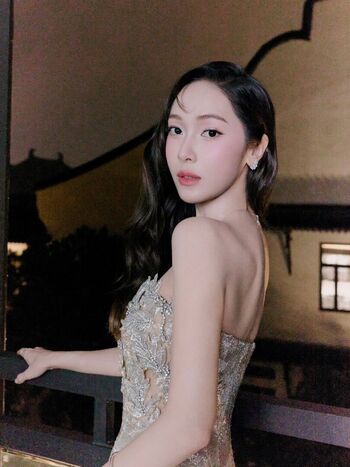 Full leaked Womenk pop private photo
