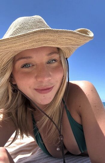 Full leaked Yaniekawalker page private photo