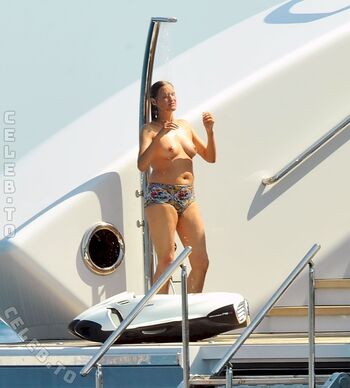 Full leaked Yasmin le bon page private photo