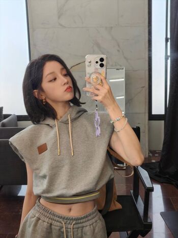 Full leaked Yuqi page private photo
