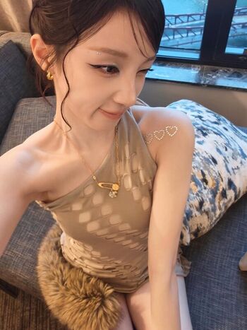 Full leaked Yuqi page private photo
