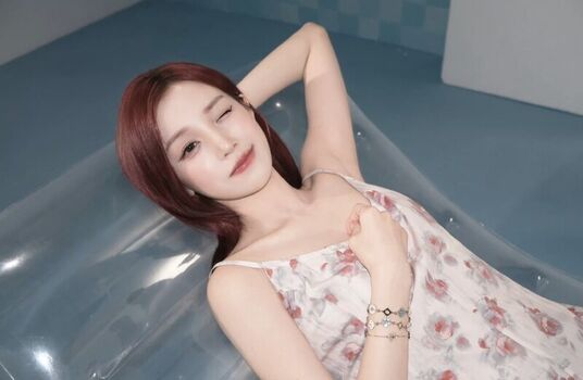 Full leaked Yuqi page private photo