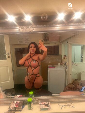 Full leaked Zinaats private photo