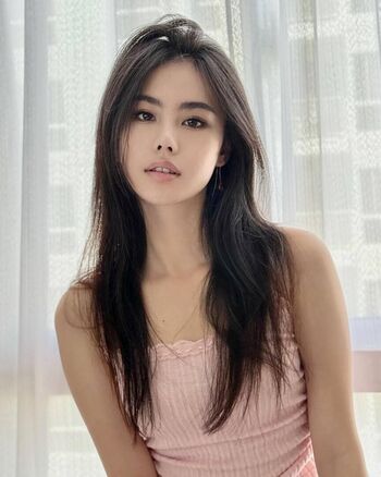 Zoe Levana